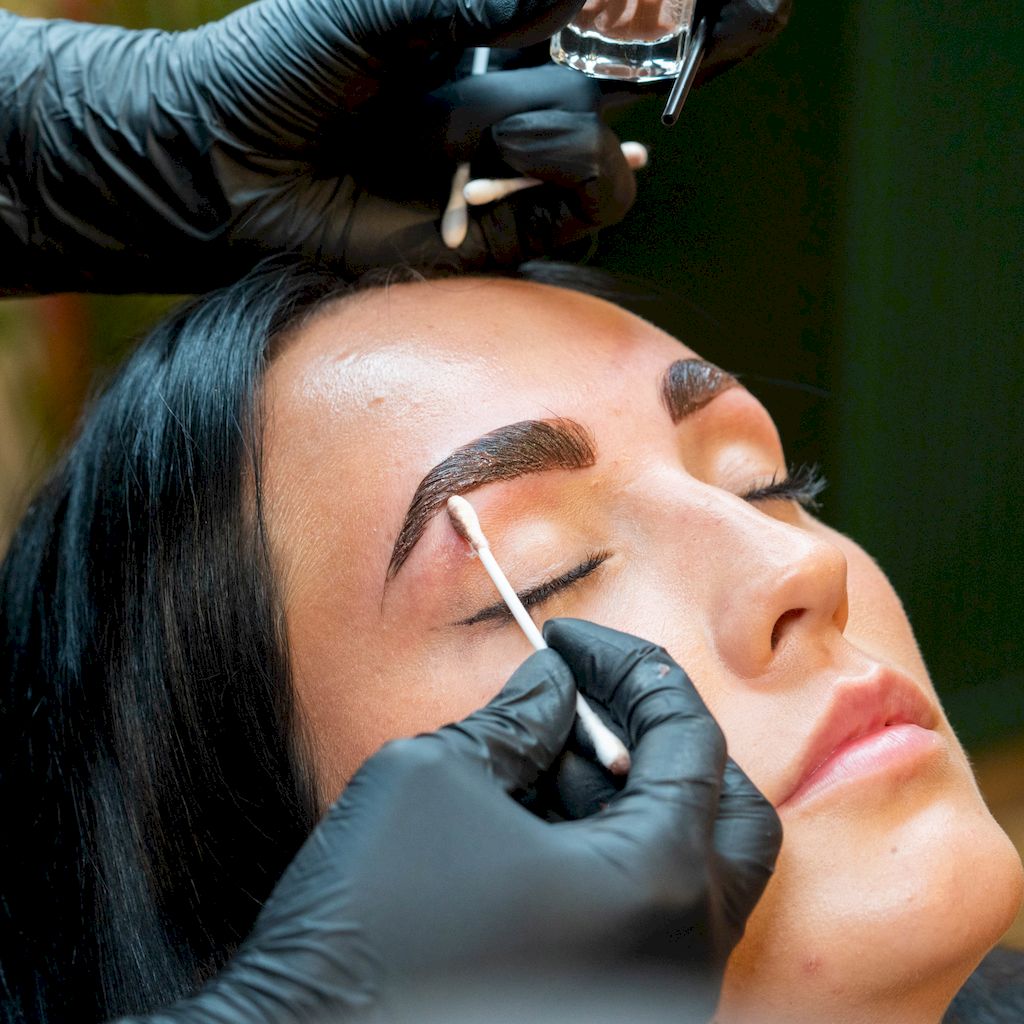 BRAU is UAE'S #1 BEAUTY BRAND· beauty Treatments, brow, lash and skin obsessed service / treatments. BRAU is a premium beauty studio that specializes in Brows, Lashes, Lips, Eyes, and Facial services delivered by artisans in this field.